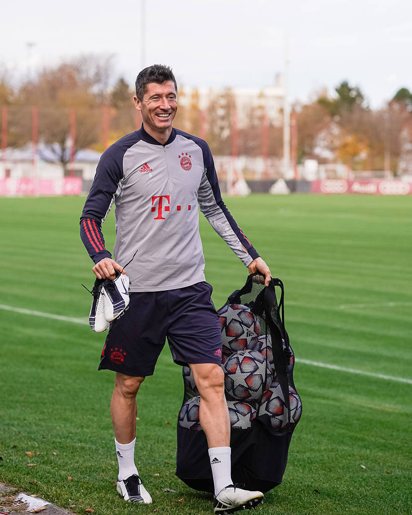 高二少女篮球场上炸翻全场自述答案只有努力